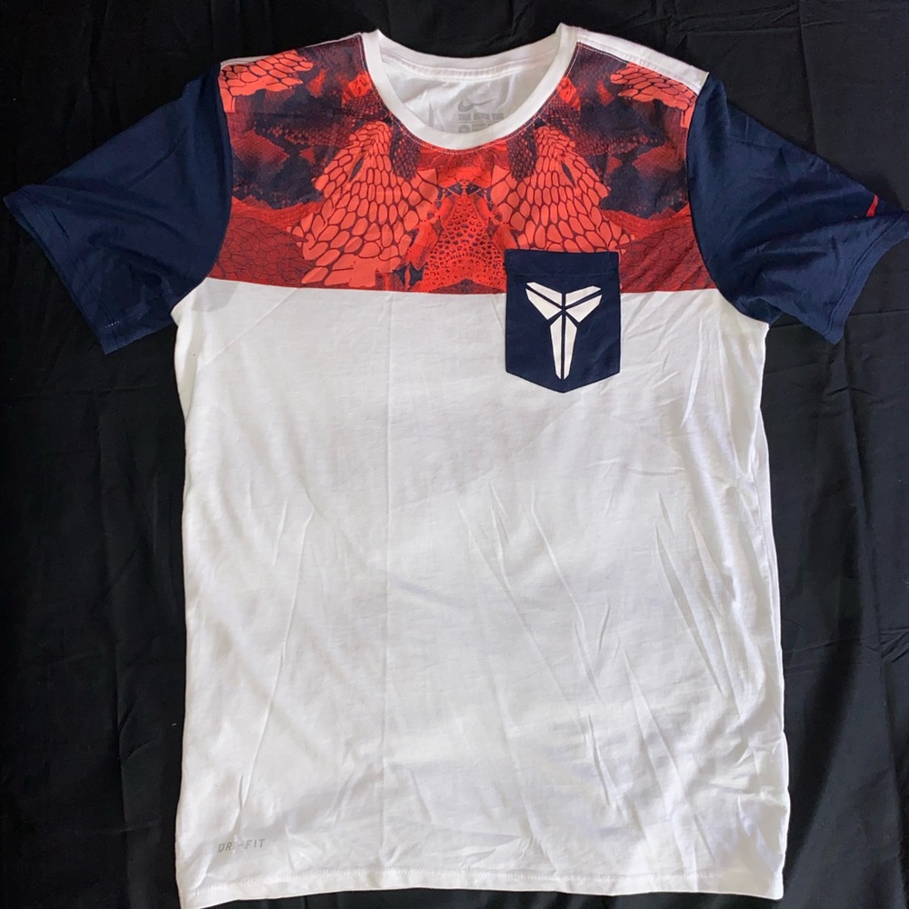!2015 NIKE KOBE BRYANT SNAKE PRINT FRONT POCKET T-SHIRT MEN'S!   SIZE M